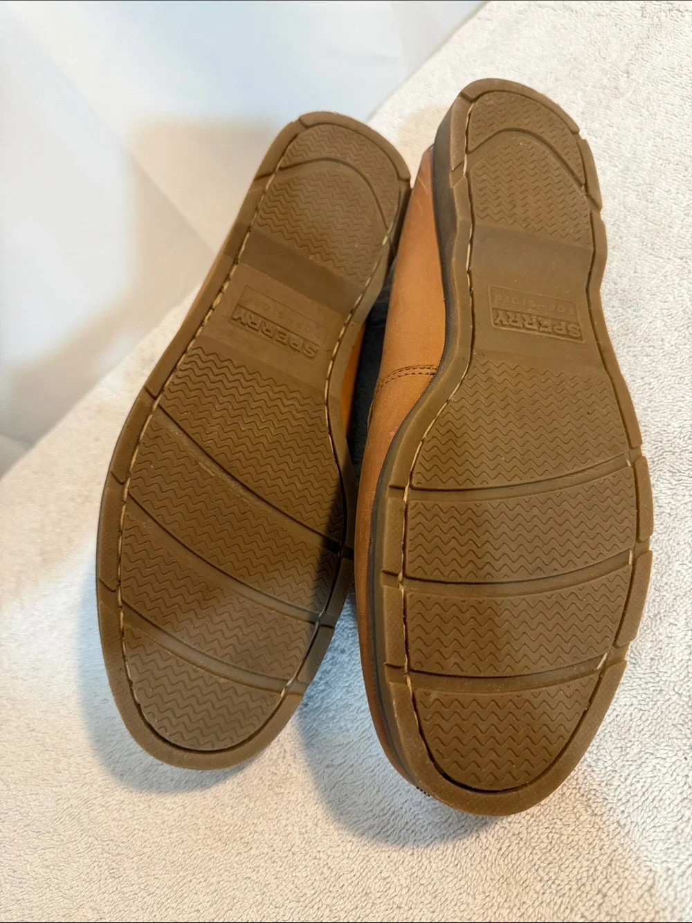 Sperry Men's Tan Leather Boat Shoes with Contrast Laces B6